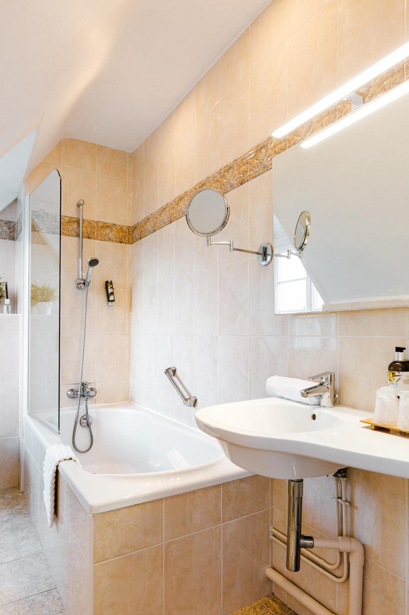 Logis Hotel Le Relais De La Poste Restaurant Le Fil Du Temps Thury-Harcourt-le-Hom Εξωτερικό φωτογραφία