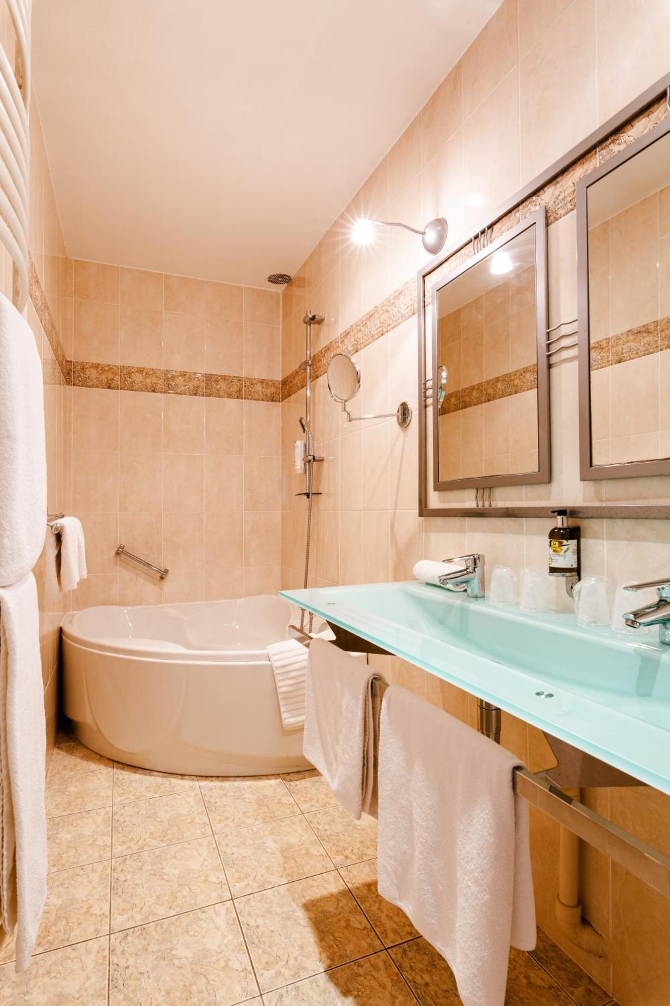 Logis Hotel Le Relais De La Poste Restaurant Le Fil Du Temps Thury-Harcourt-le-Hom Εξωτερικό φωτογραφία