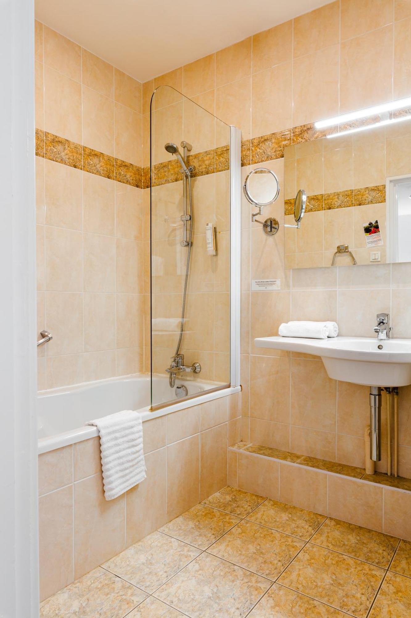 Logis Hotel Le Relais De La Poste Restaurant Le Fil Du Temps Thury-Harcourt-le-Hom Εξωτερικό φωτογραφία