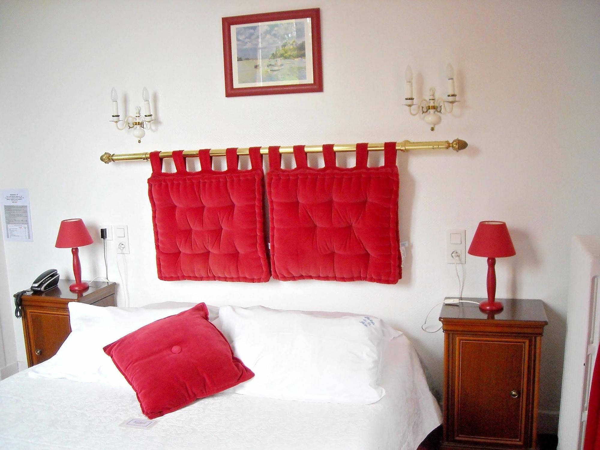 Logis Hotel Le Relais De La Poste Restaurant Le Fil Du Temps Thury-Harcourt-le-Hom Εξωτερικό φωτογραφία