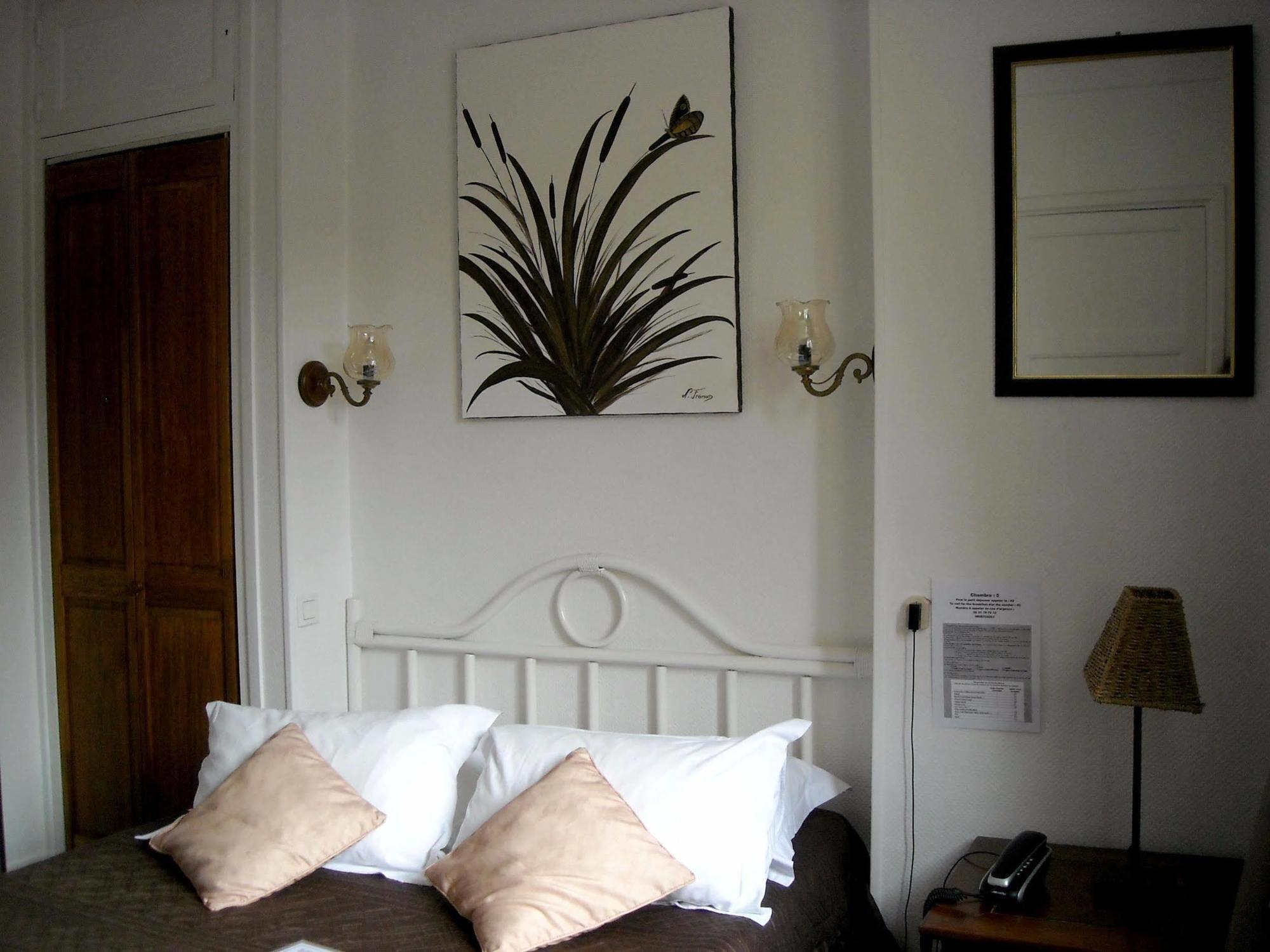 Logis Hotel Le Relais De La Poste Restaurant Le Fil Du Temps Thury-Harcourt-le-Hom Εξωτερικό φωτογραφία