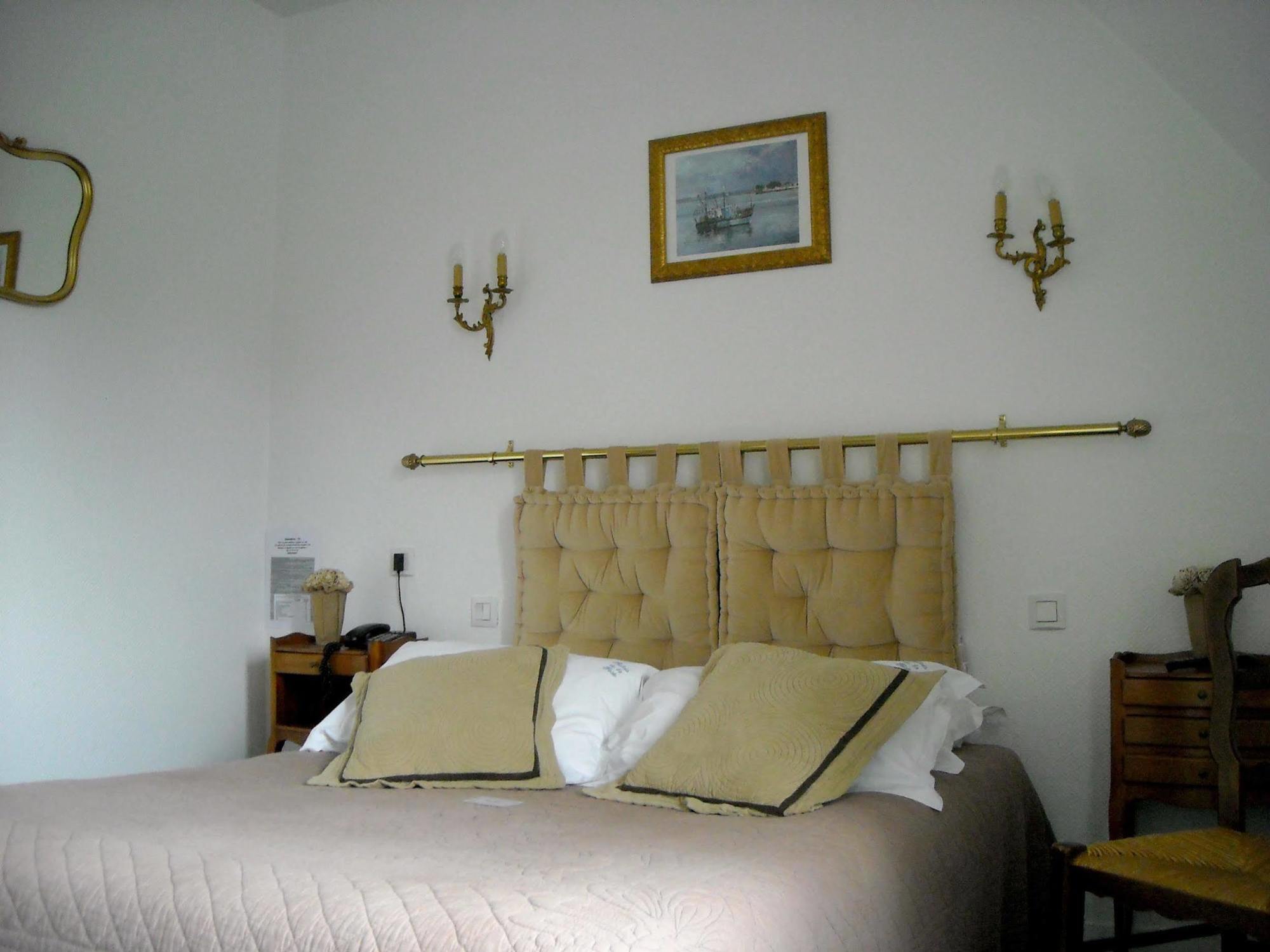 Logis Hotel Le Relais De La Poste Restaurant Le Fil Du Temps Thury-Harcourt-le-Hom Εξωτερικό φωτογραφία
