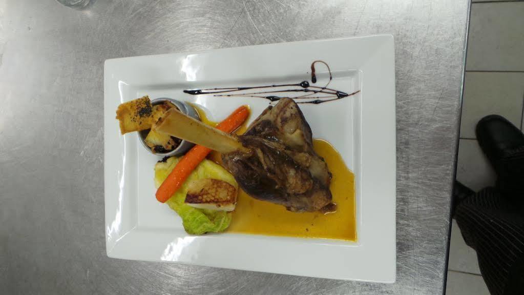 Logis Hotel Le Relais De La Poste Restaurant Le Fil Du Temps Thury-Harcourt-le-Hom Εξωτερικό φωτογραφία
