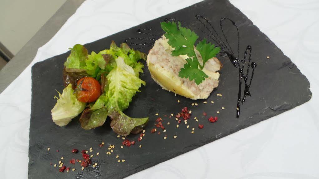 Logis Hotel Le Relais De La Poste Restaurant Le Fil Du Temps Thury-Harcourt-le-Hom Εξωτερικό φωτογραφία