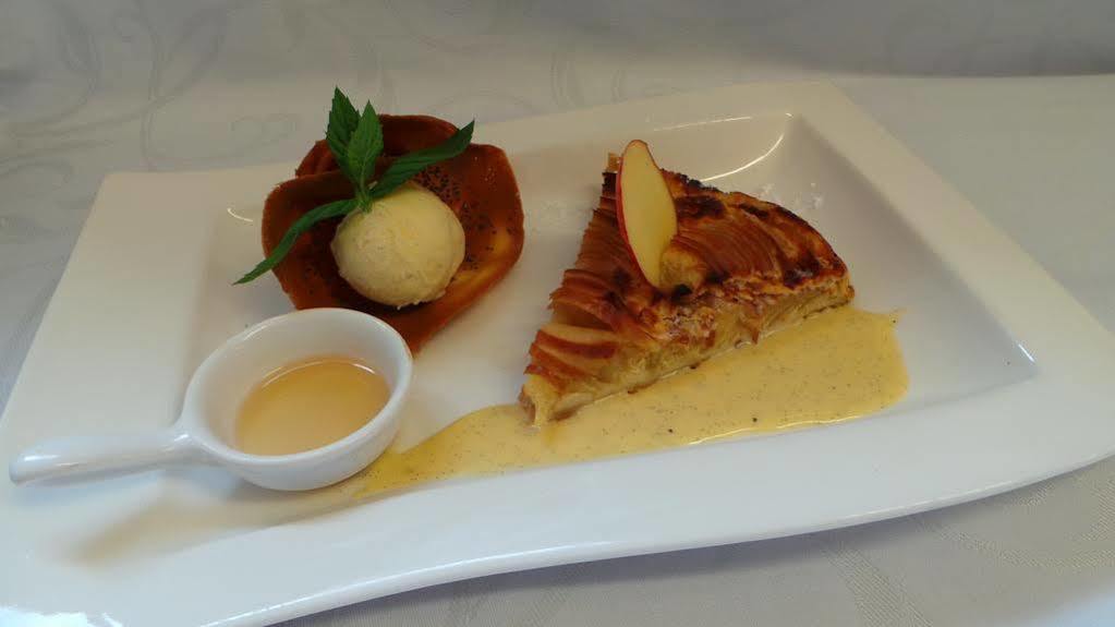 Logis Hotel Le Relais De La Poste Restaurant Le Fil Du Temps Thury-Harcourt-le-Hom Εξωτερικό φωτογραφία