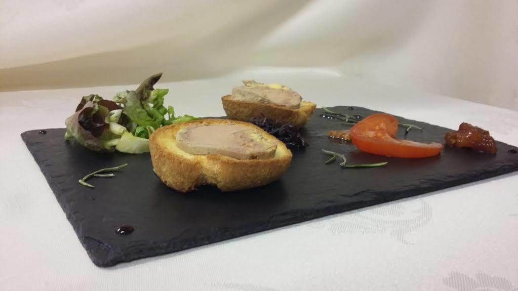 Logis Hotel Le Relais De La Poste Restaurant Le Fil Du Temps Thury-Harcourt-le-Hom Εξωτερικό φωτογραφία